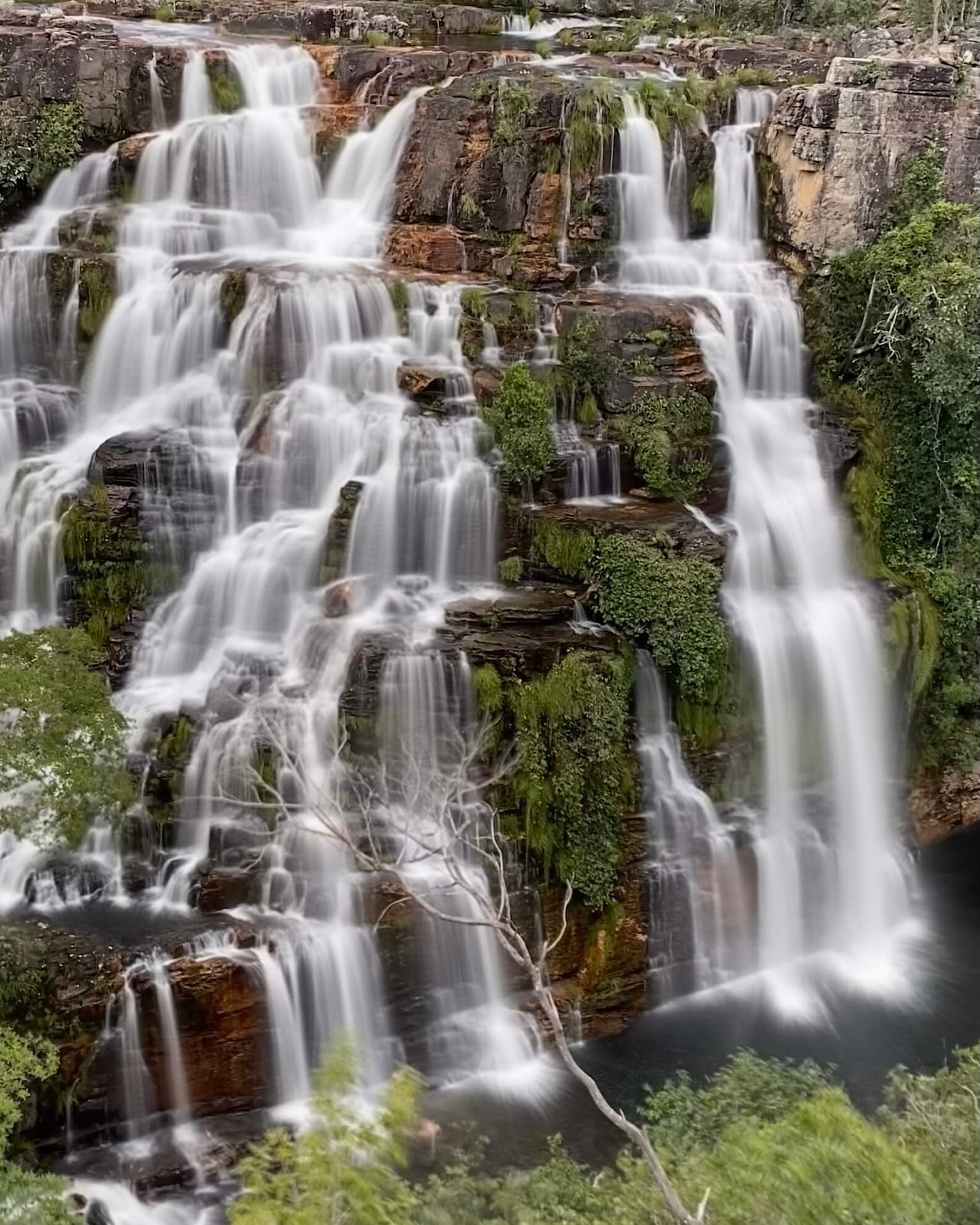 Alto Paraíso – Wasserfall Cachoeiras Almécegas in Langzeitbelichtung mit vielen natürlichen Kaskaden