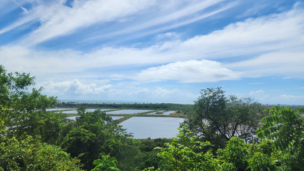 Blick von der Kirche Nossa Senhora da Guia über die Shrimp Farm von Lucena bis zum Atlantik