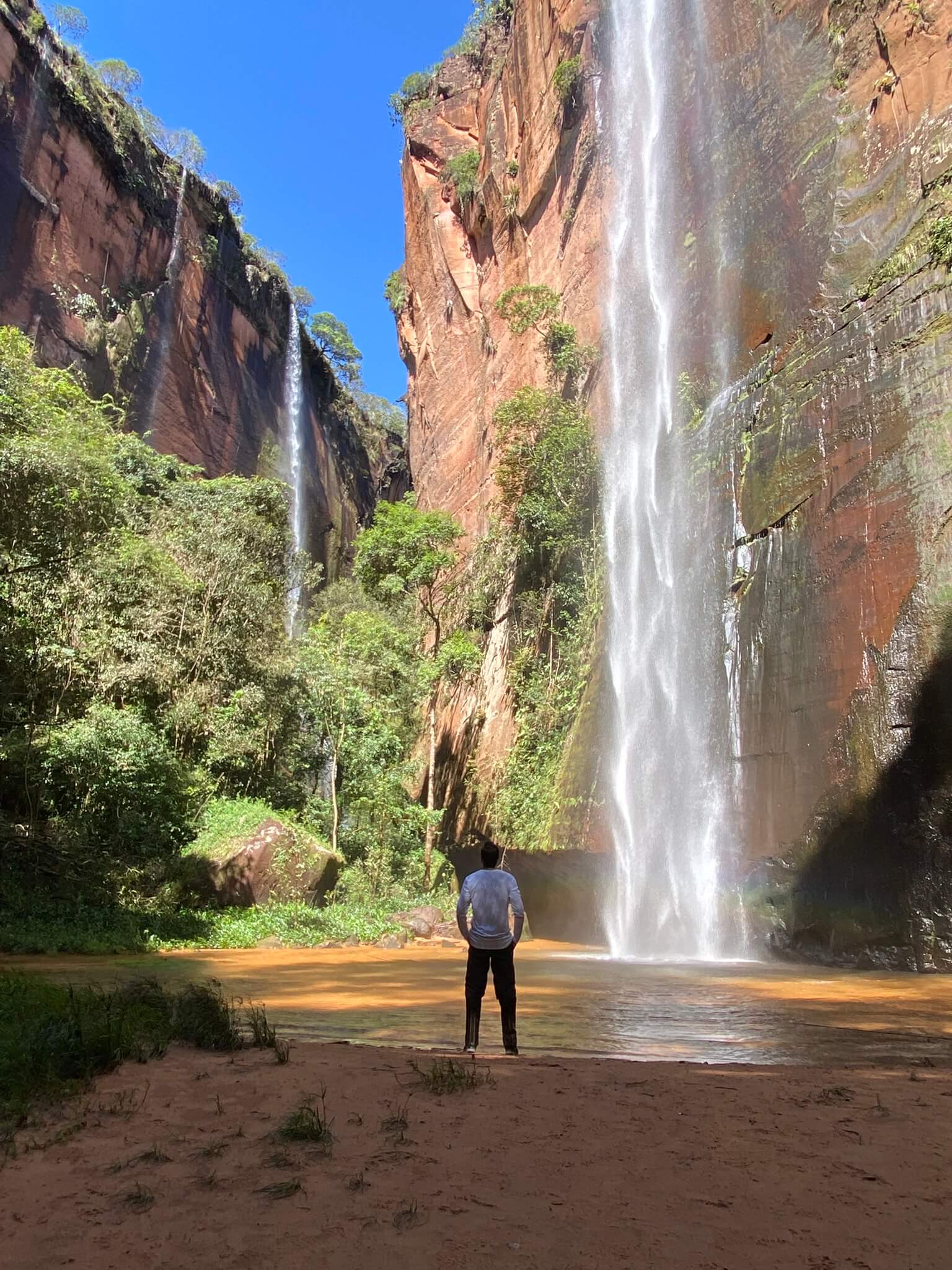 Im Cânion Encantado in Tocantins – drei Wasserfälle nebeneinander, aufgenommen am Naturbecken