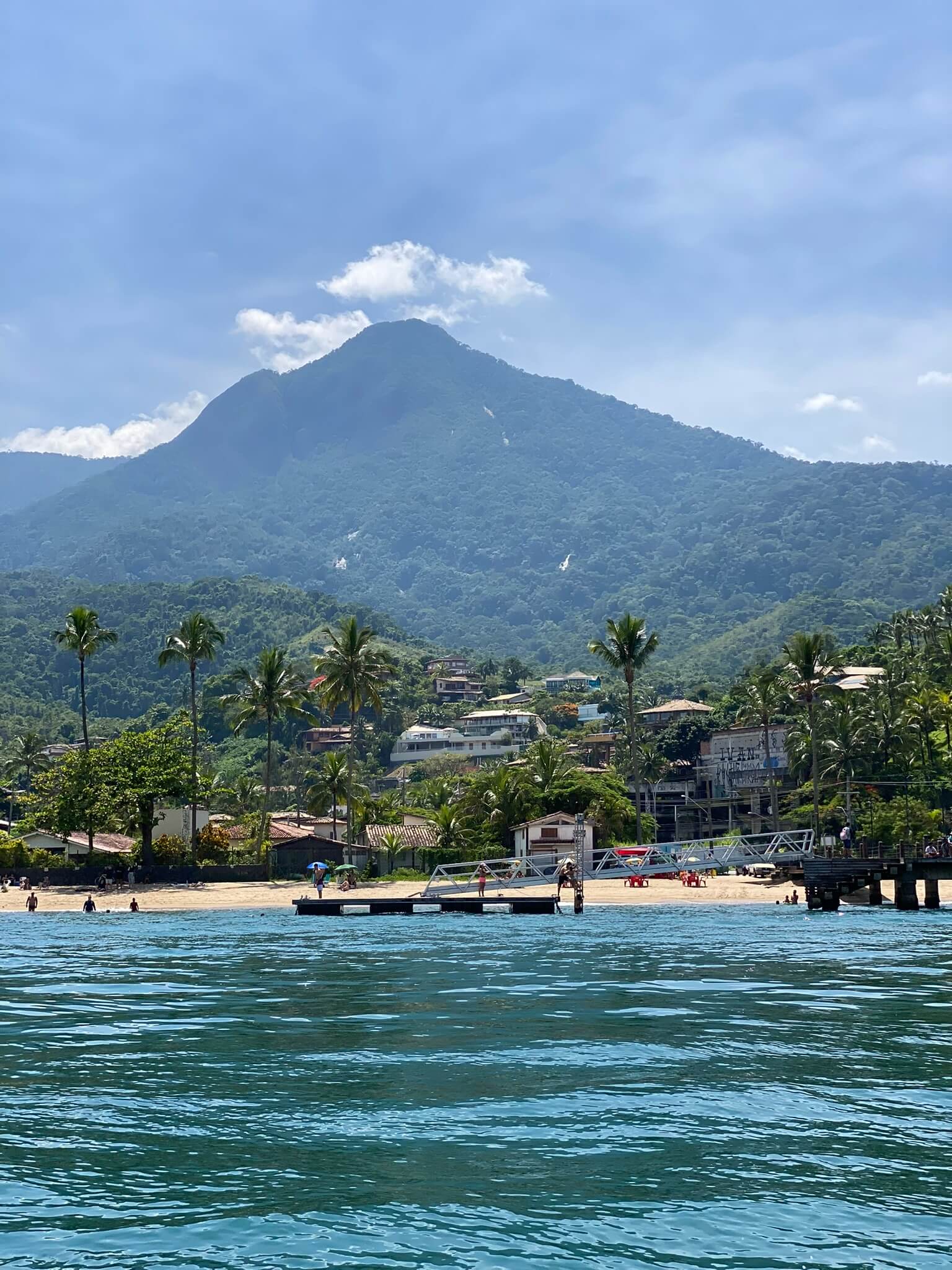 Blick vom Meer auf Ilhabela mit dem Pico de São Sebastião, dem höchsten Berg der Insel
