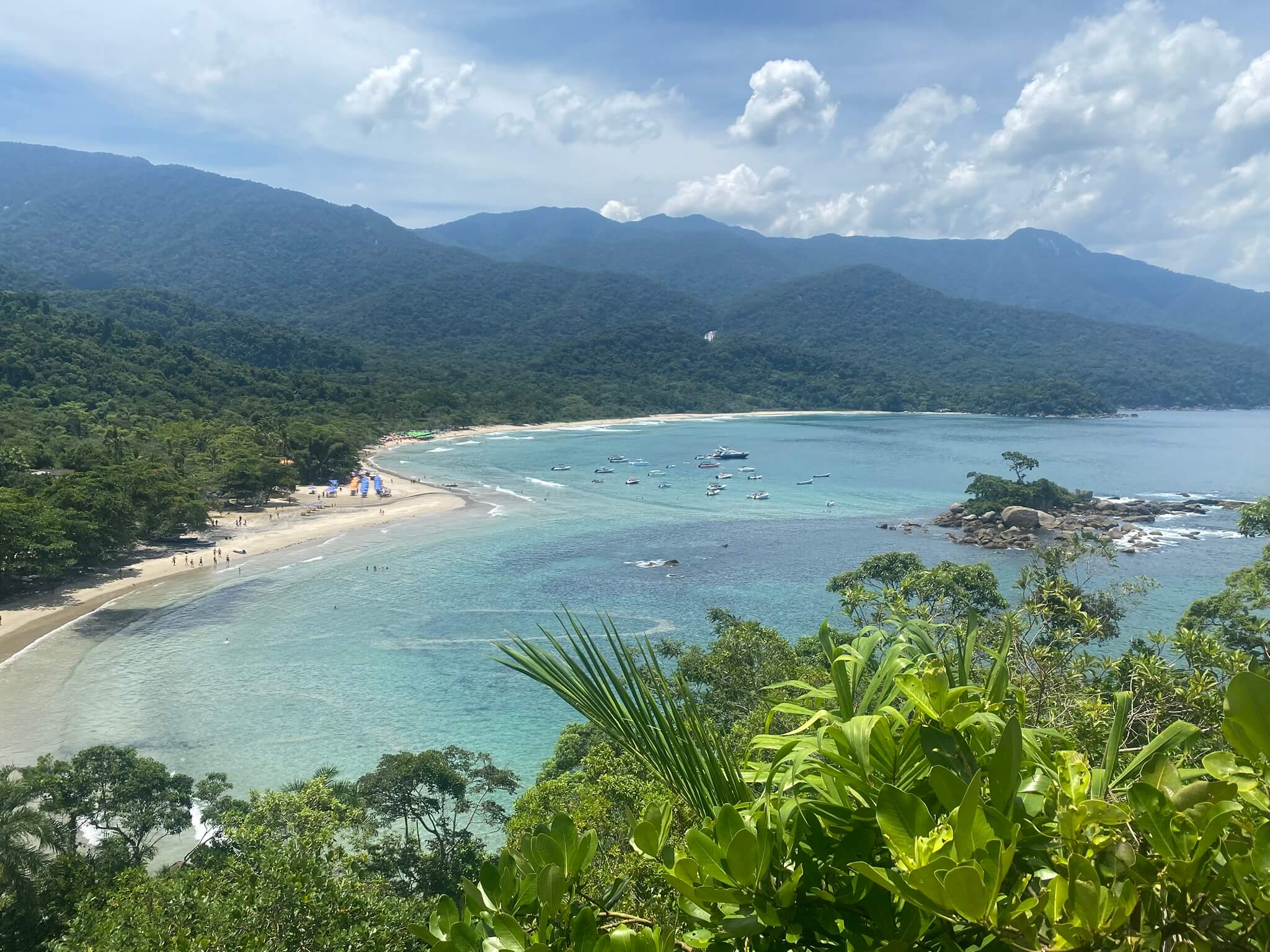 Praia de Castelhanos auf Ilhabela – halbmondförmige Bucht im Atlantikwald, São Paulo