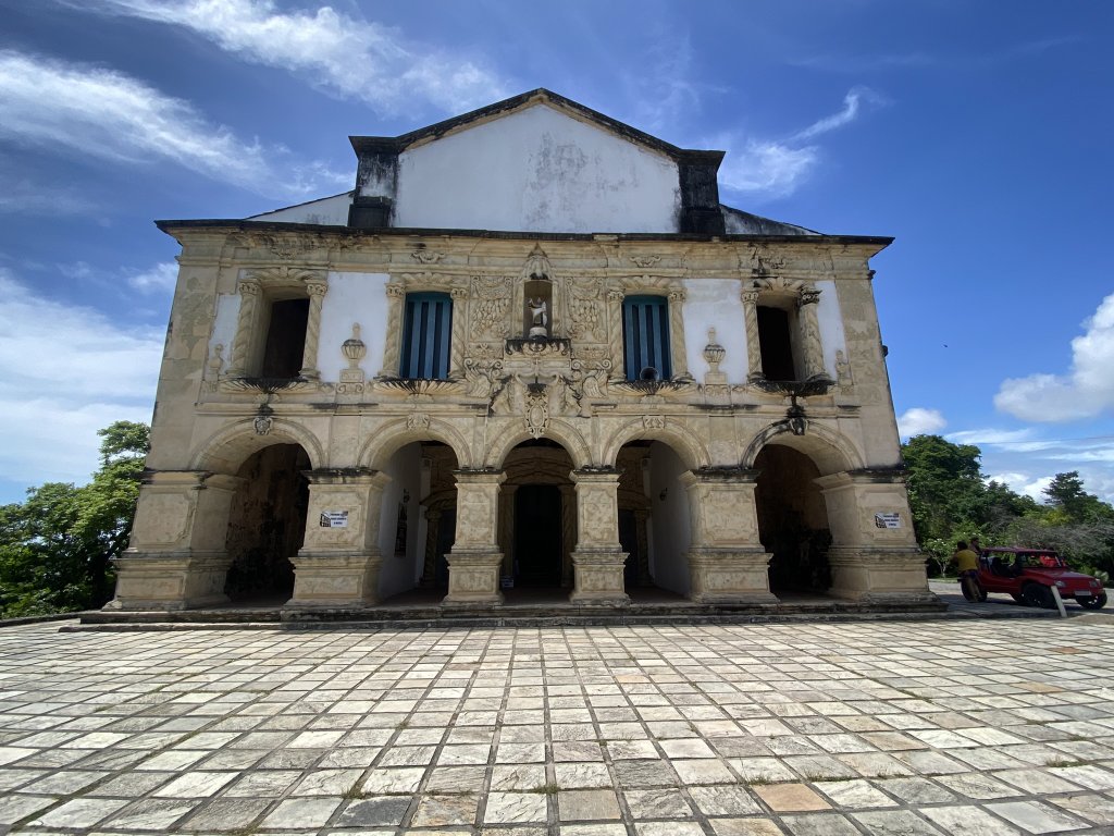 Barockkirche Nossa Senhora da Guia mit heller Fassade und Steinportal auf einem Hügel bei Lucena, nördlich von João Pessoa