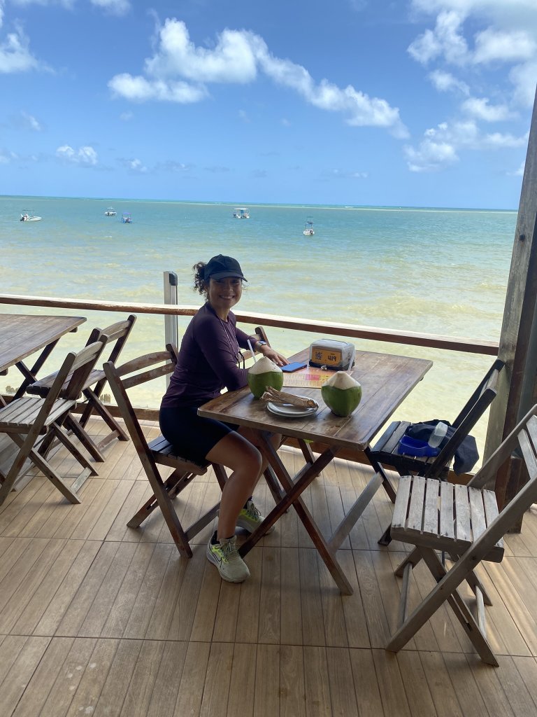 Lili im Restaurant Luvina am Praia do Seixas – nach der Fahrradtour eine frische Kokosnuss direkt am türkisblauen Wasser genießen