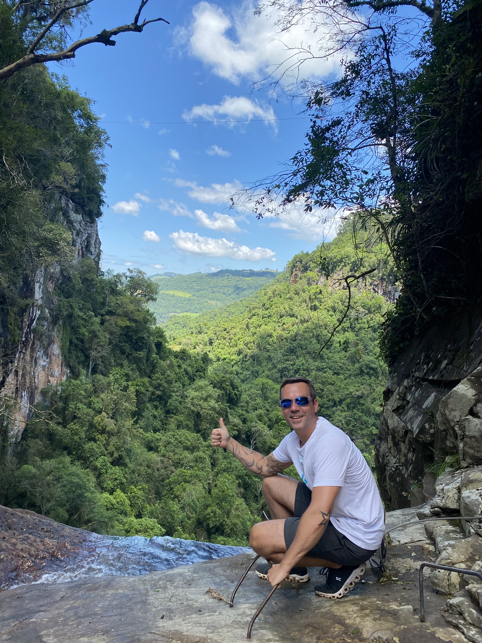 Blick von der Cascata dos Marins im Parque Cotiporãland – vom Wasserfallgipfel ins Tal hinab