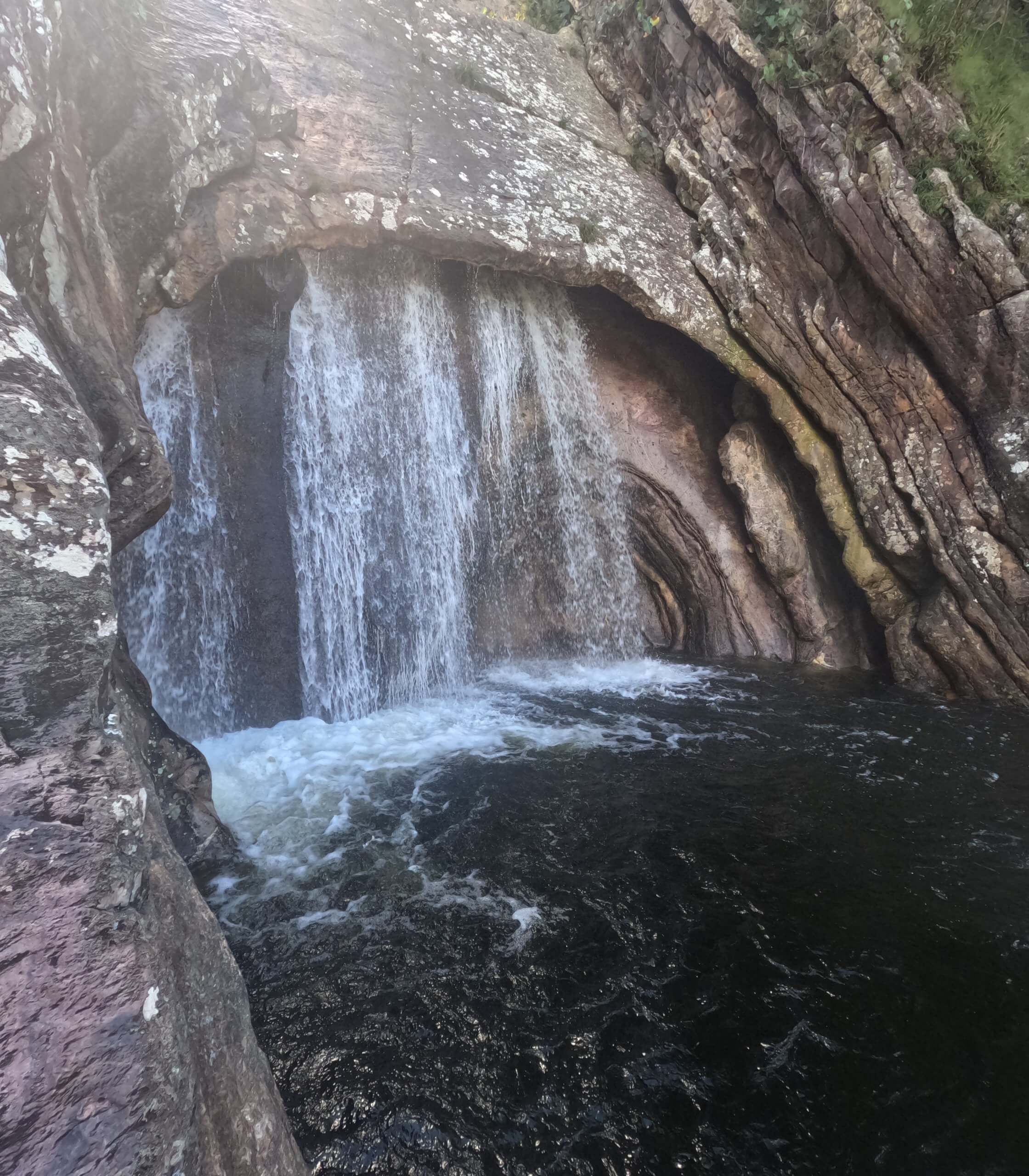 Cachoeira do Caracol bei Alto Paraíso de Goiás, erreichbar nach kurzer Klettertour, Wasserfall mit schneckenförmiger Felsformation