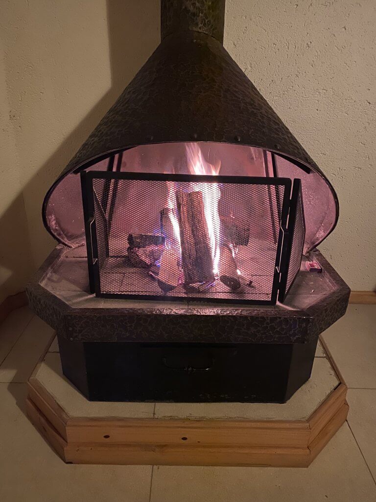 Gemütlicher Kamin aus Metall im Hotelzimmer in Urubici, Feuer brennt für die Nacht
