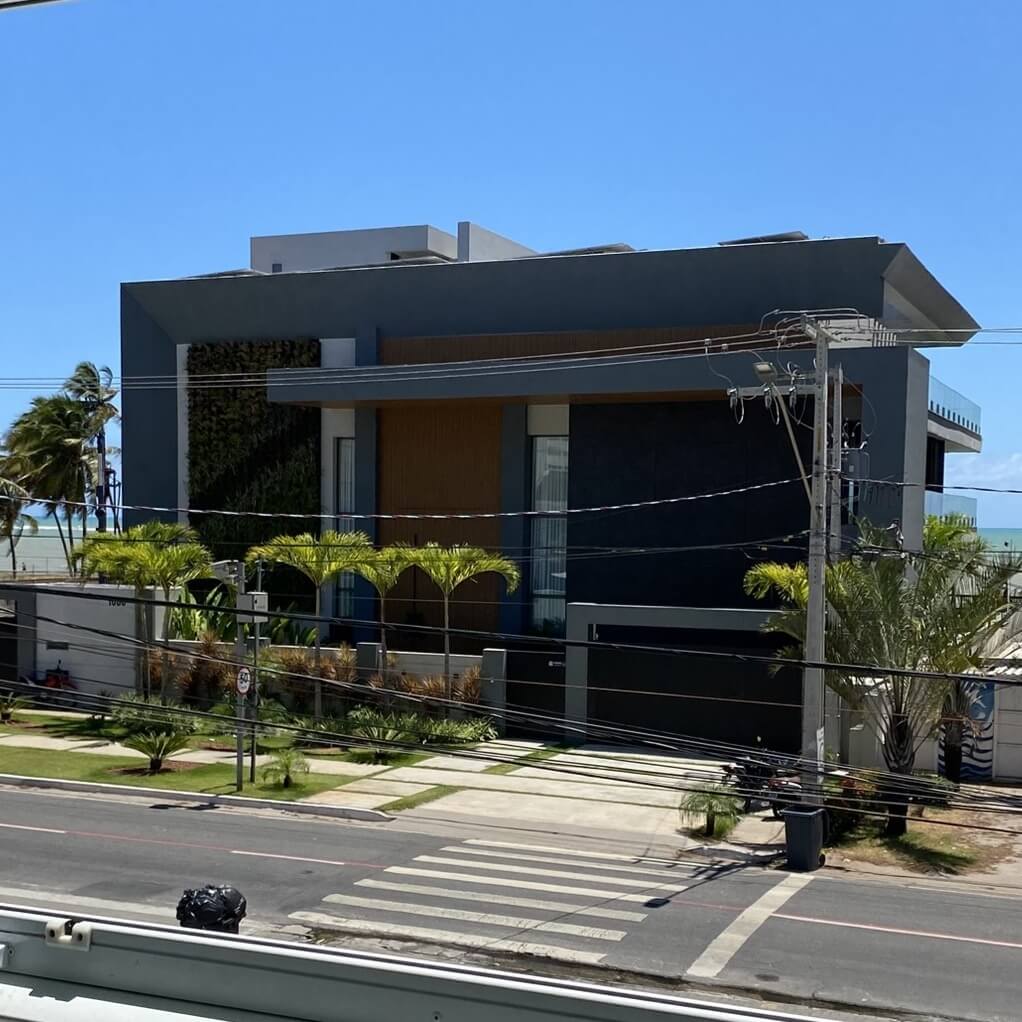 Haus des brasilianischen Fußballstars Hulk in João Pessoa mit Meer im Hintergrund