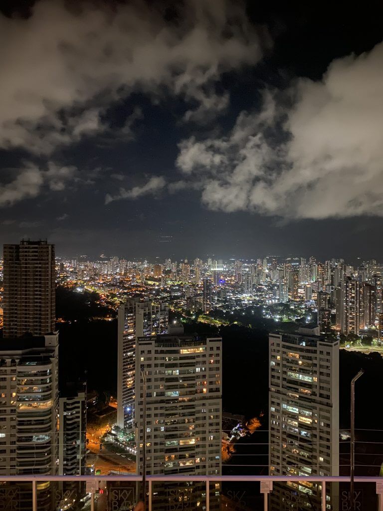 Beleuchtete Skyline von João Pessoa bei Nacht, gesehen von einer Sky-Bar