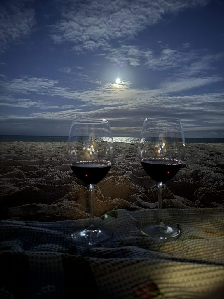 Romantischer Strandabend in João Pessoa mit Weingläsern und Mondschein