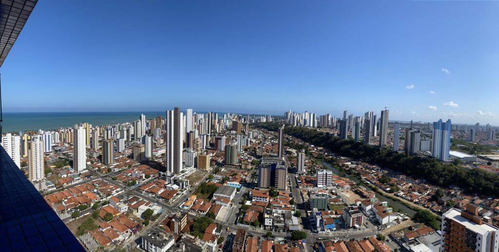 Panoramablick aus einem Hochhaus in João Pessoa mit Skyline und türkisfarbenem Meer