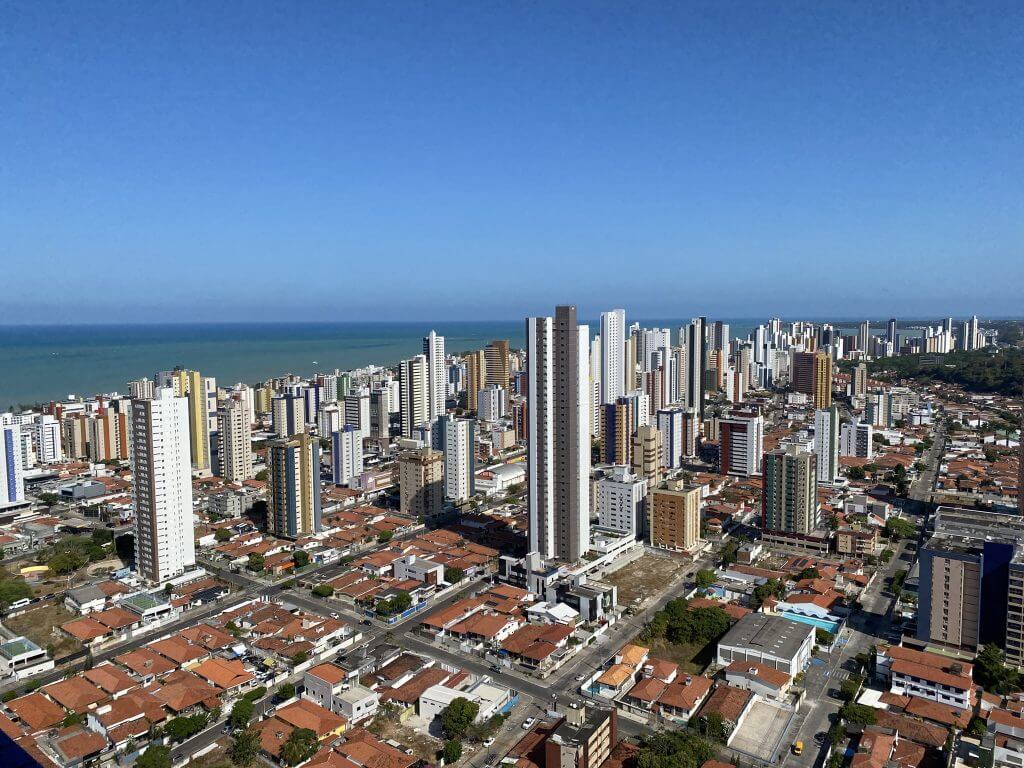 Skyline von João Pessoa mit Hochhäusern und türkisfarbenem Meer