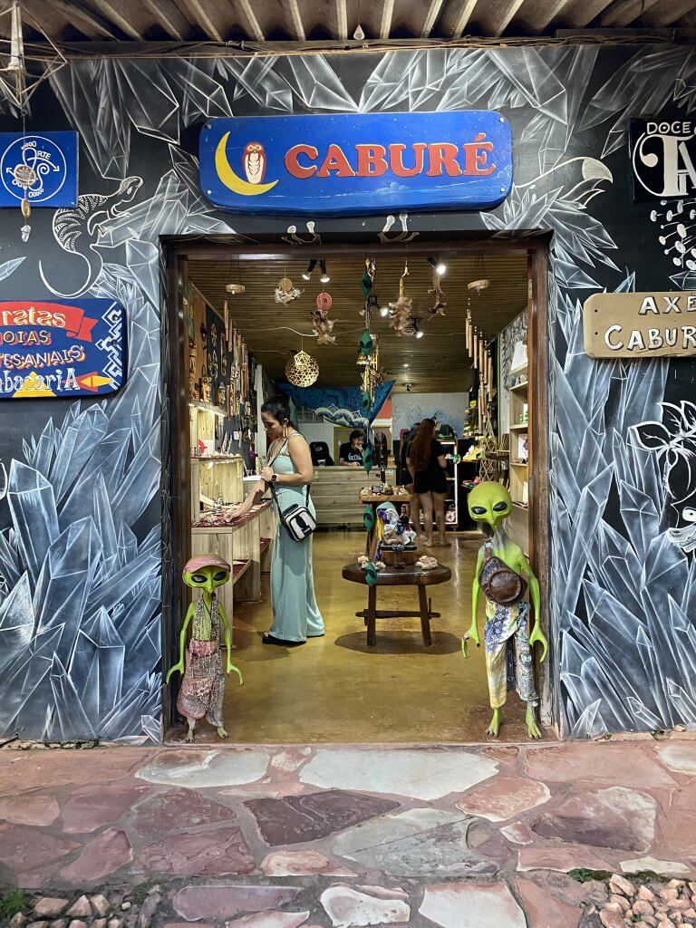 Eingang eines Mystik-Shops in Alto Paraíso de Goiás mit Alien-Figuren am Eingang