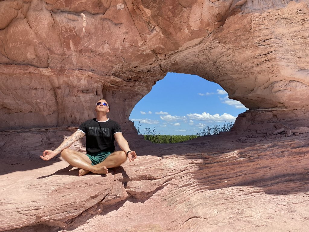 Ich sitzt im Schneidersitz in der Pedra Furada im Jalapão, Brasilien – ein Moment der Ruhe und Achtsamkeit, Symbol für echte Geschichten statt Social-Media-Hektik.