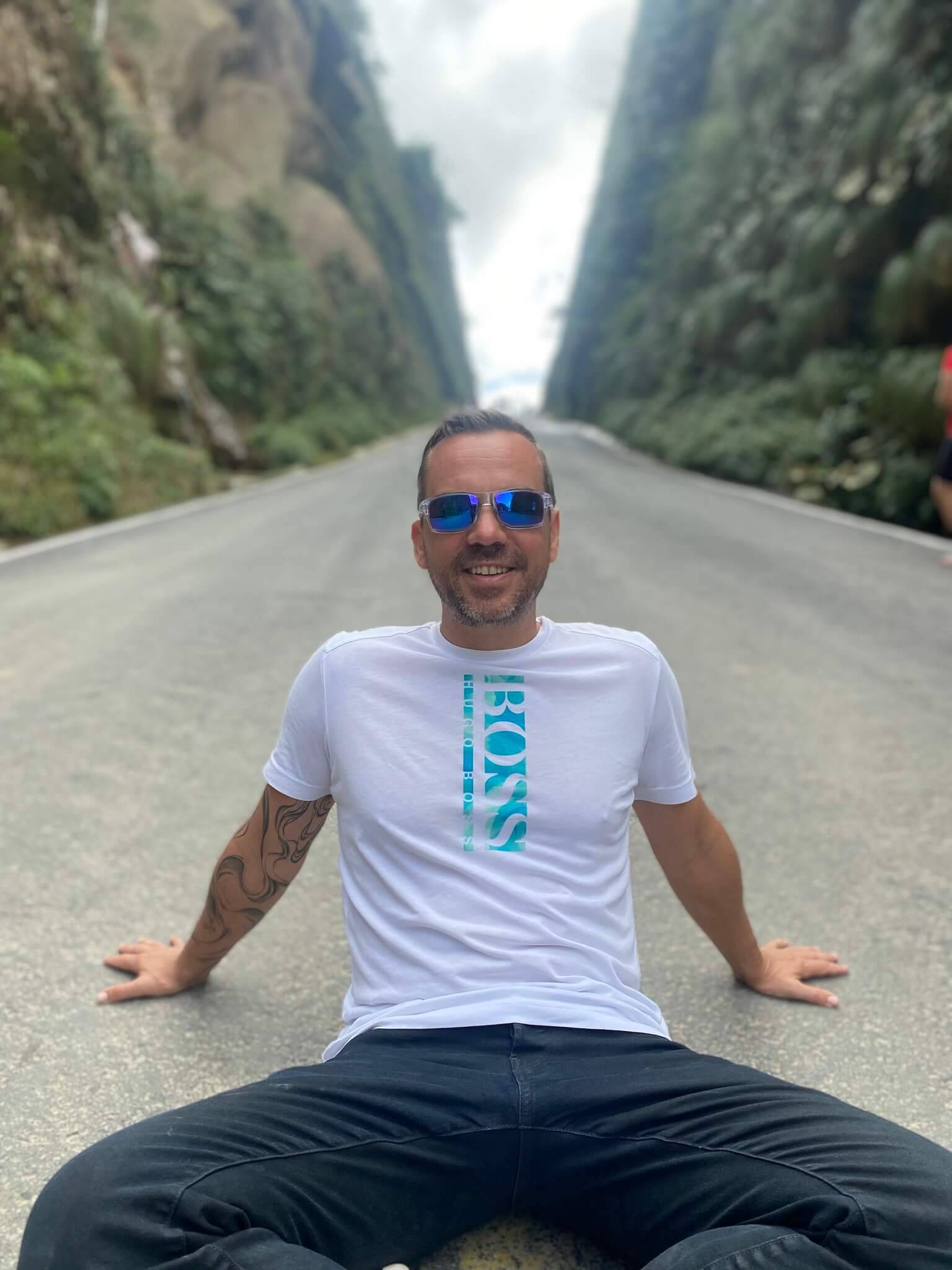 Serra do Corvo Branco in Grão Pará – ich sitze auf dem Boden der künstlich geschlagenen Felsschlucht