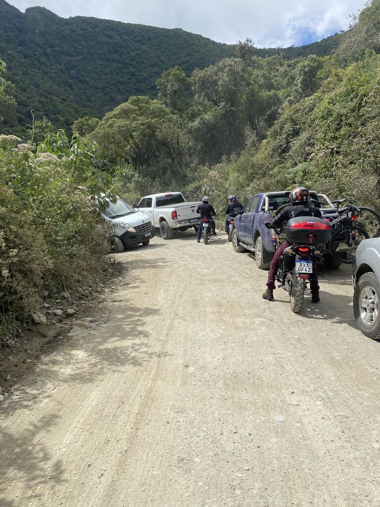 Unbefestigte Serpentine der Serra do Corvo Branco in Urubici mit Stau und Transporter in der Kurve