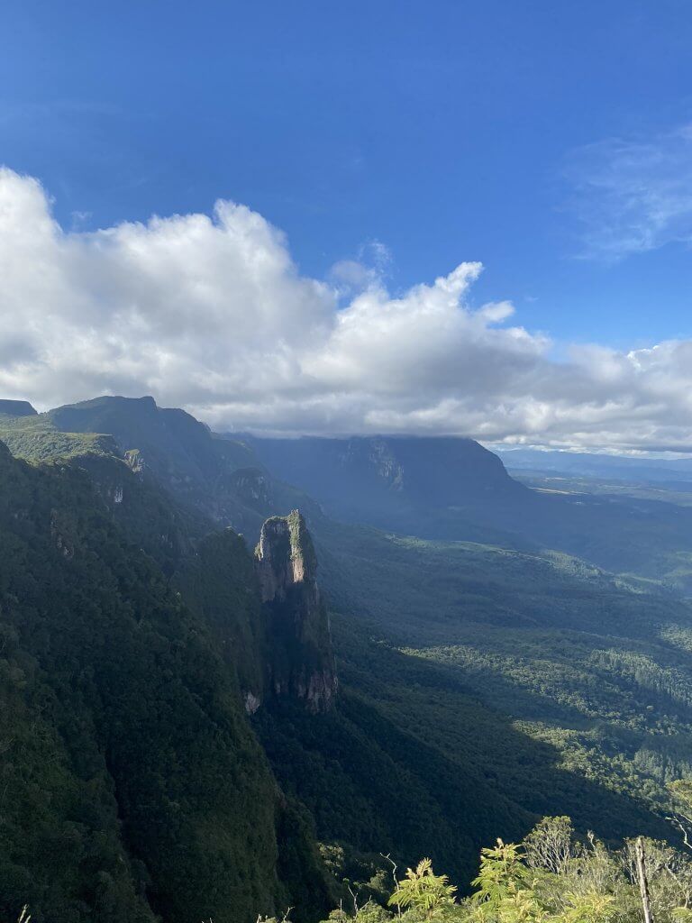 Berge mit Wolken auf der linken Seite und steil abfallende Ebene auf der rechten Seite der Serra do Corvo Branco in Urubici