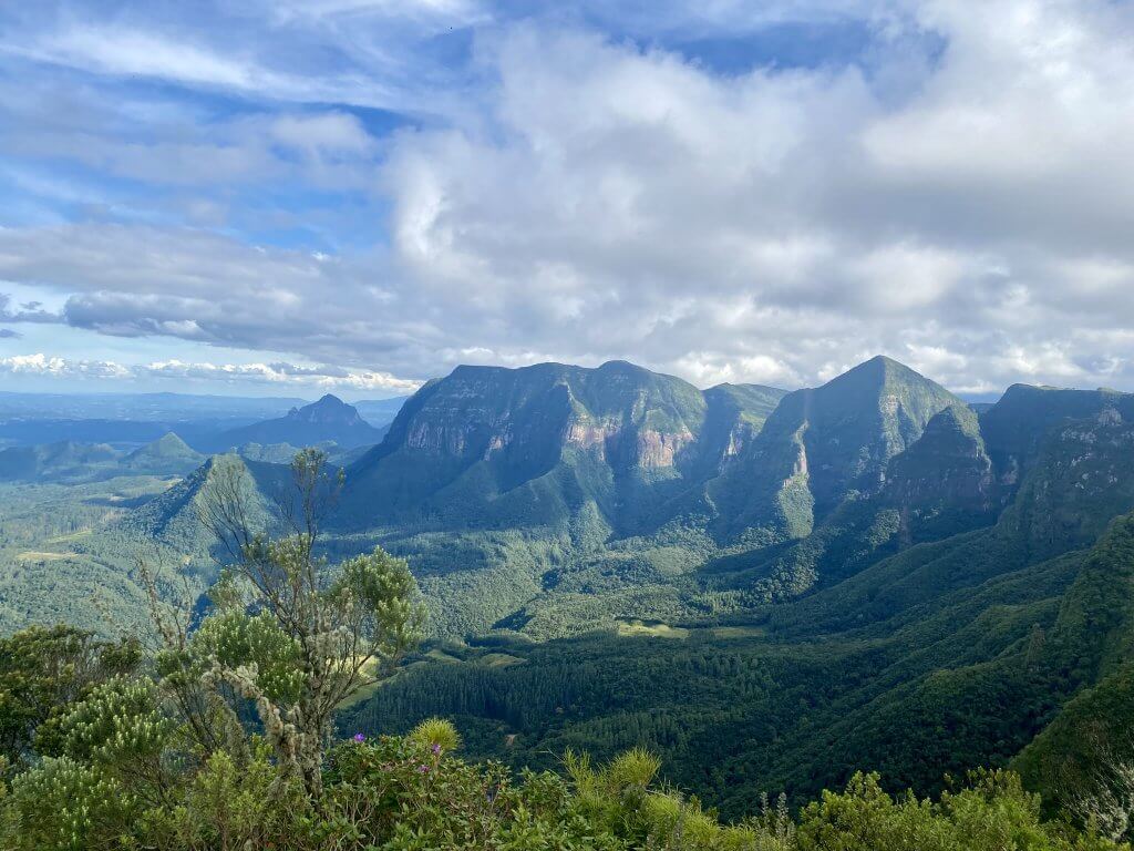 Bergkette mit mehreren Gipfeln von der Serra do Corvo Branco in Urubici, Santa Catarina