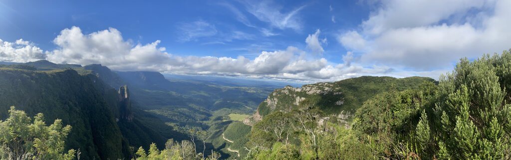 Panoramablick vom Gipfel der Serra do Corvo Branco: Berge links und rechts, Tal in der Mitte mit Serpentine und weiter Landschaft in Urubici