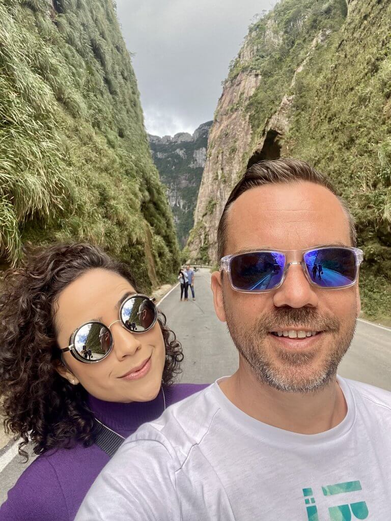 Selfie von Sven und Lívia mit Sonnenbrille im künstlichen Canyon der Serra do Corvo Branco in Urubici