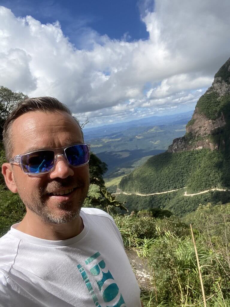Selfie von Sven am Ende des künstlichen Canyons der Serra do Corvo Branco in Urubici mit Blick auf die Serpentine im Tal