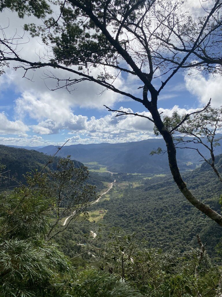 Straßenverlauf im Tal der Serra do Corvo Branco bei Urubici, deutlich sichtbar durch die gelbliche Erde