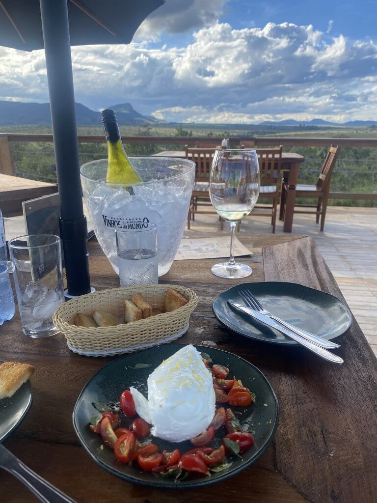 Weißwein und Buffalomozzarella mit Blick auf Steppe und Berge in Alto Paraíso de Goiás, Brasilien